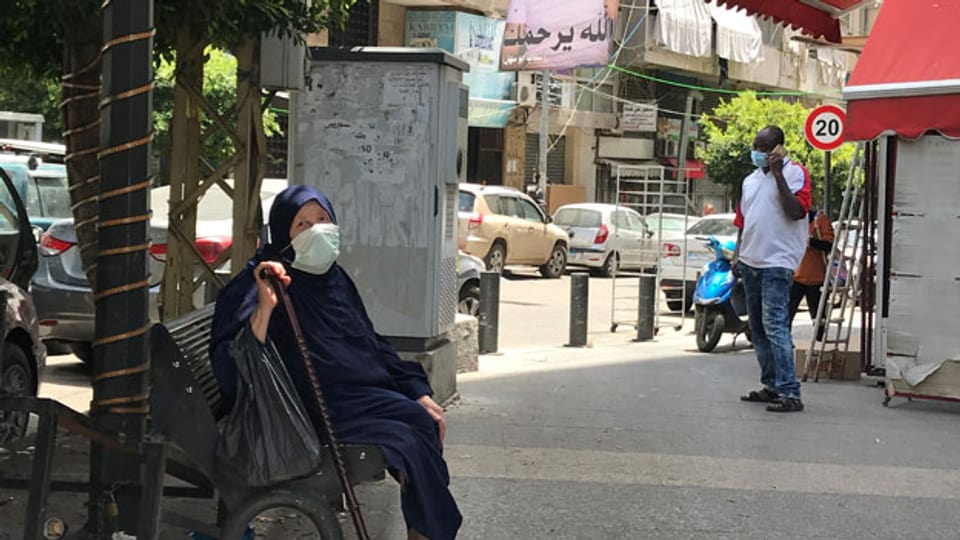 Viele Menschen im Libanon hungern bereits, weil sie sich kaum noch das Nötigste leisten können. Wie wenig sie noch kaufen können, zeigt ein Blick in ihre mageren Einkaufstaschen in Beirut.