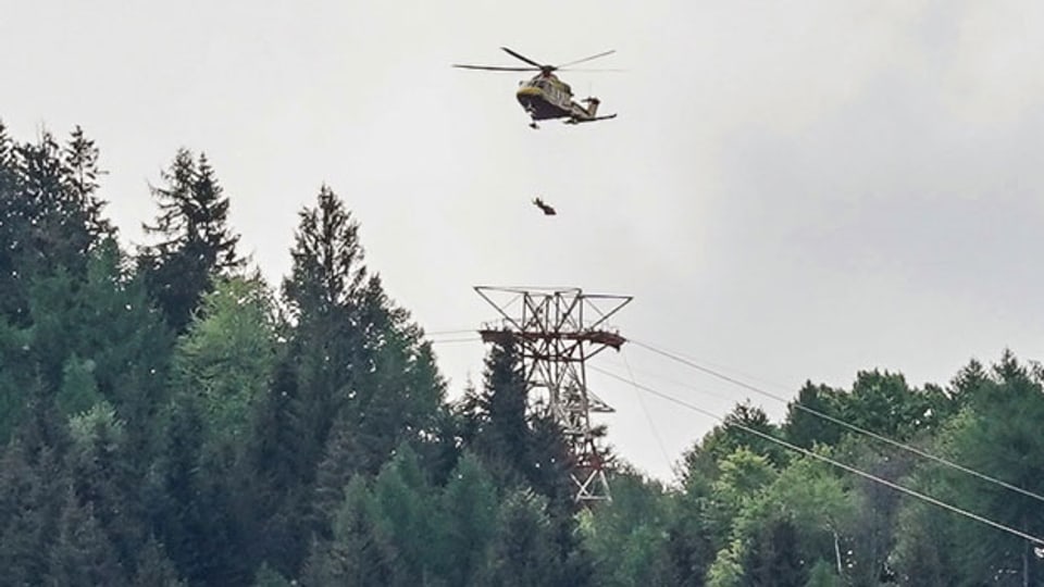 Ein Hubschrauber fliegt über die Unglücksstelle der Seilbahn in der Nähe des Lago Maggiore, Norditalien, 23. Mai 2021.