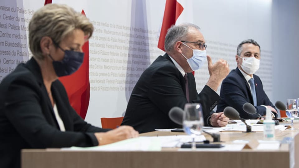 Bundesrätin Karin Keller Sutter, Bundespräsident Guy Parmelin und Bundesrat Ignazio Cassis, von links, sprechen an einer Medienkonferenz über das Rahmenabkommen mit der EU, am, 26. Mai 2021, in Bern.
