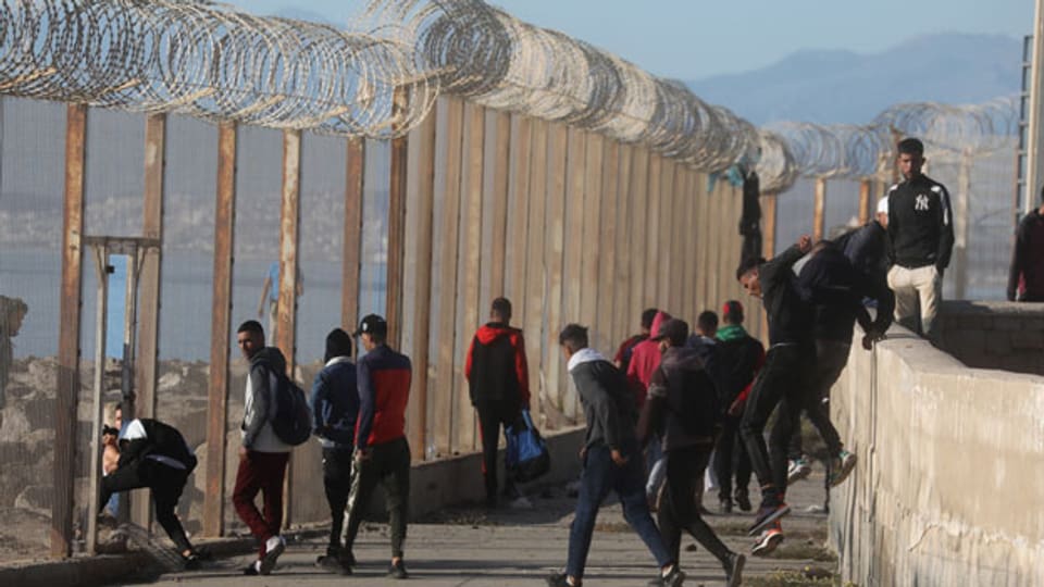 Flüchtlinge überqueren die Grenze in Marokko zur spanischen Exklave Ceuta.