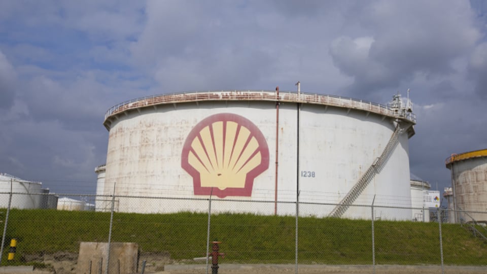 Shell-Tank am Hafen von Rotterdam.