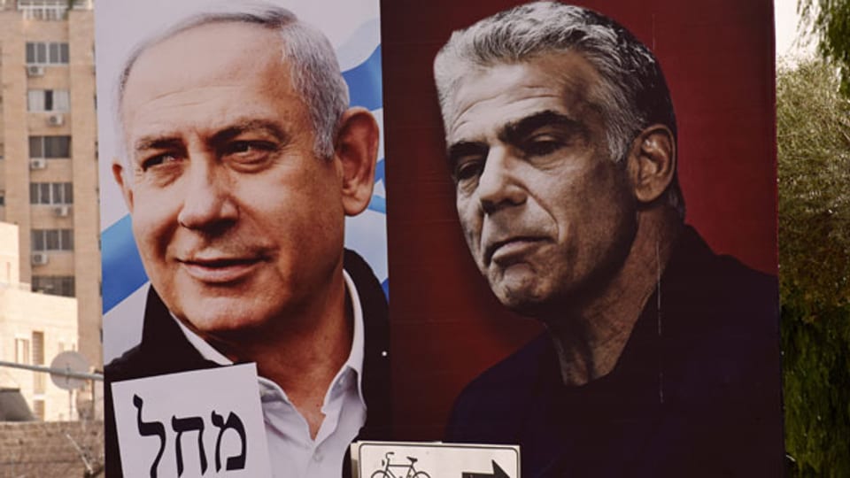 Wahlplakate in Jerusalem: mit Premierminister Benjamin Netanyahu (links) und Oppositionsführer Yair Lapid.