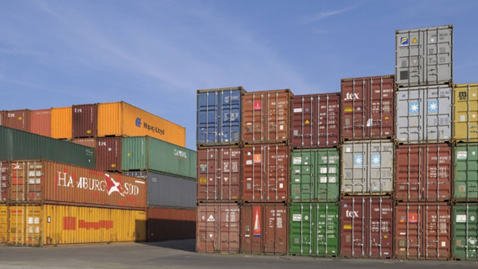 Symbolbild. Container warten in einem Hafen auf ihren Weitertransport.