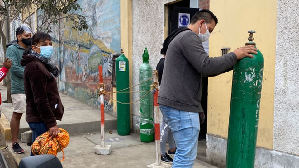 Ein Pfarrer stellt in Peru den Armen Sauerstoffflaschen zur Verfügung.