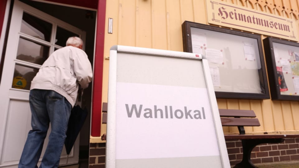 Sachsen-Anhalt, Altenbrak: Ein Mann betritt ein Wahllokal, um bei der Landtagswahl seine Stimme abzugeben.