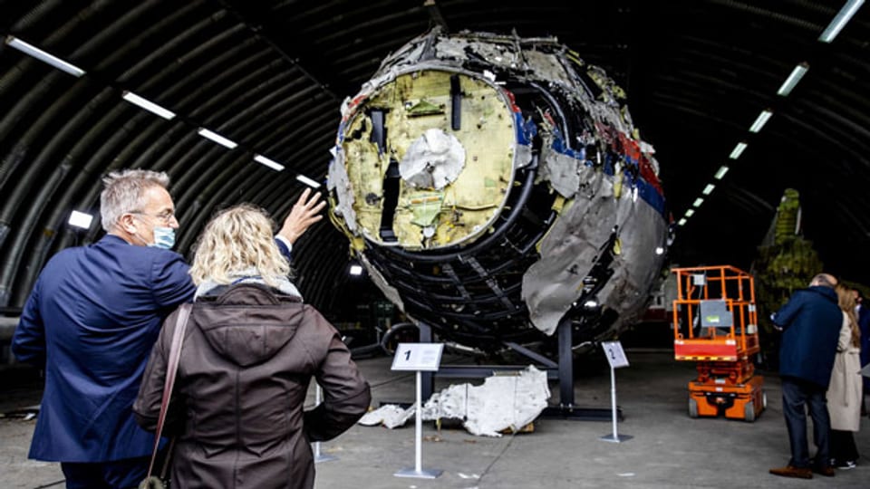 Mitglieder des Gerichts besichtigen die Rekonstruktion des 2014 in der Ukraine abgeschossenen Flugzeugs MH17 auf dem Luftwaffenstützpunkt Gilze-Rijen in den Niederlanden, 26. Mai 2021.