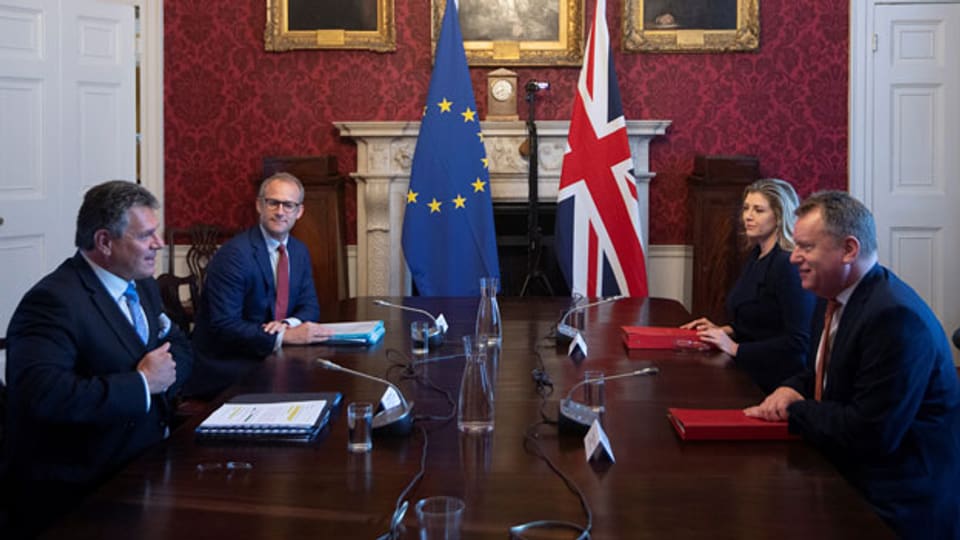 Der britische Brexit-Minister David Frost (rechts) spricht mit seinem EU-Kollegen Maros Sefcovic, in London, am 9. Juni 2021.
