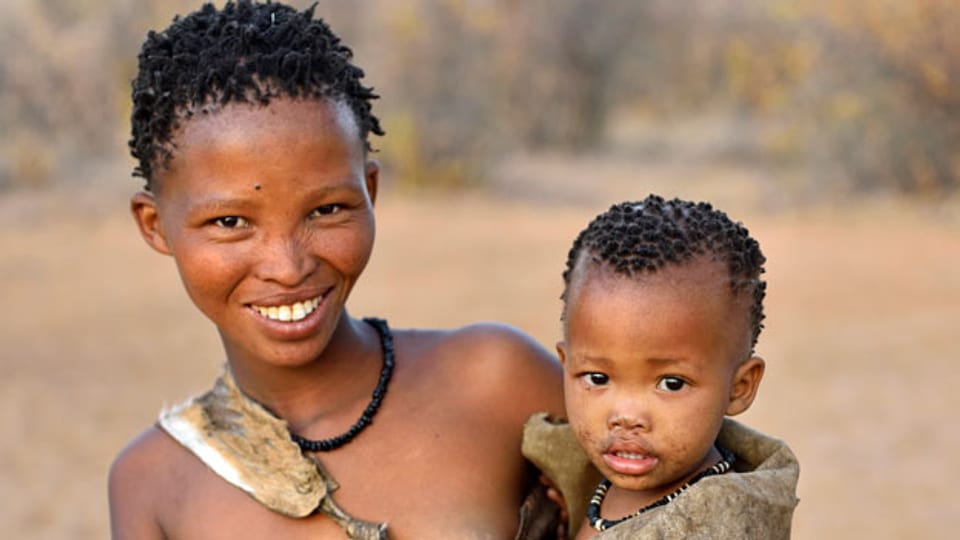 Symbolbild.Eine junge Namibierin mit ihrem Kind.