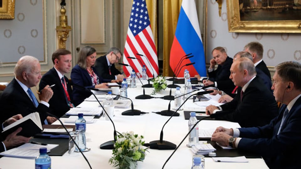 US-Präsident Joe Biden (links) und der russische Präsident Wladimir Putin (2. rechts) unterhalten sich während ihres Treffens beim US-Russland-Gipfel in der Villa La Grange, in Genf, Schweiz, 16. Juni 2021.
