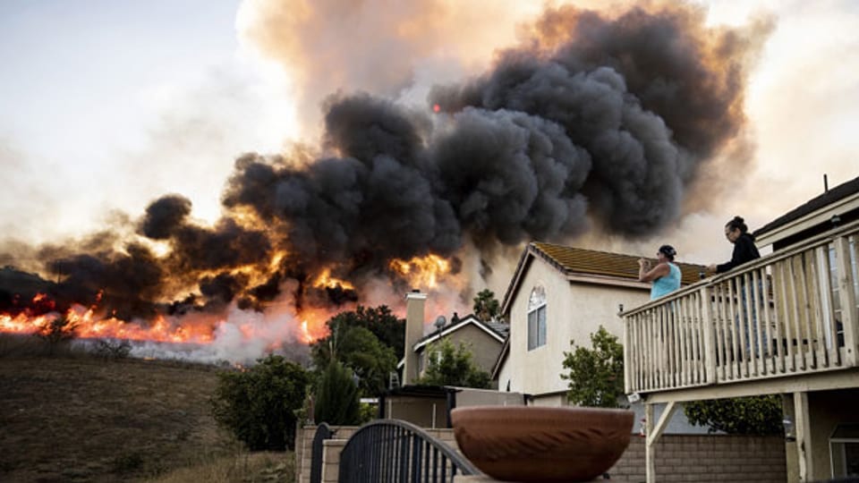 Feuer in der Nähe von Häusern in Butterfield Ranch, Orange County, südlich von Los Angeles, Kalifornien, USA, am 27. Oktober 2020.