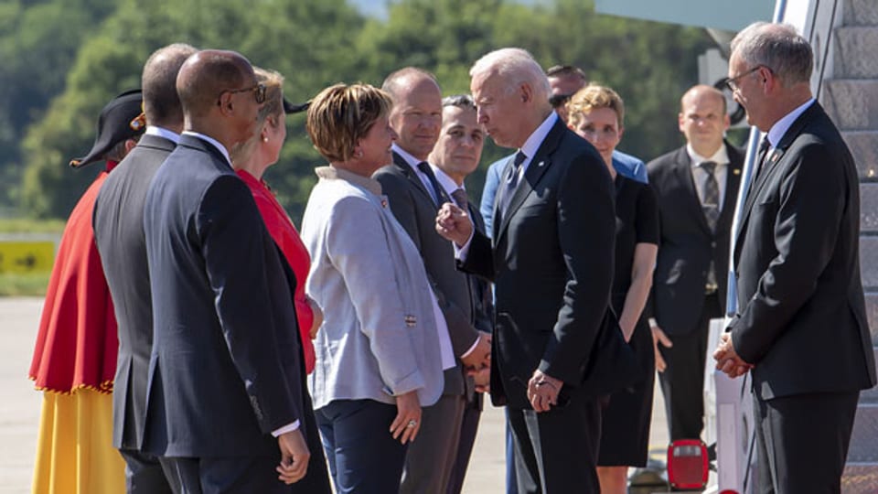 US-Präsident Joe Biden, Mitte, spricht mit der Stadtpräsidentin der Stadt Genf, Frédérique Perler, links, und Schweizer Delegationsmitgliedern neben dem Schweizer Bundespräsidenten Guy Parmelin, rechts, nach Bidens Ankunft am Flughafen in Genf.