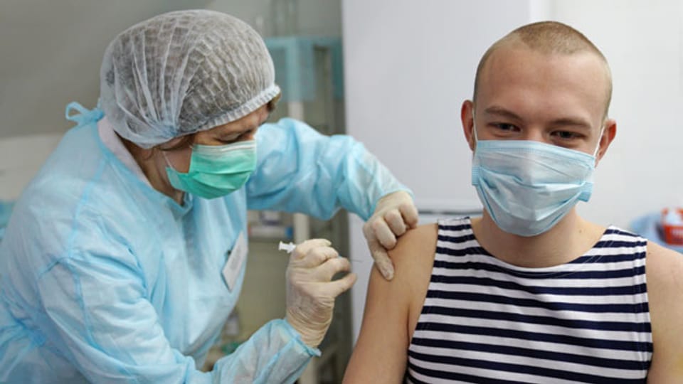 Ein Rekrut erhält in Kaliningrad den Sputnik-V-Impfstoff gegen COVID-19.