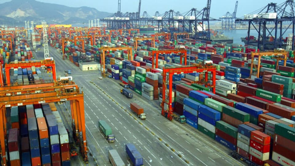 Container stapeln sich im Containerhafen im chinesischen Yantian.
