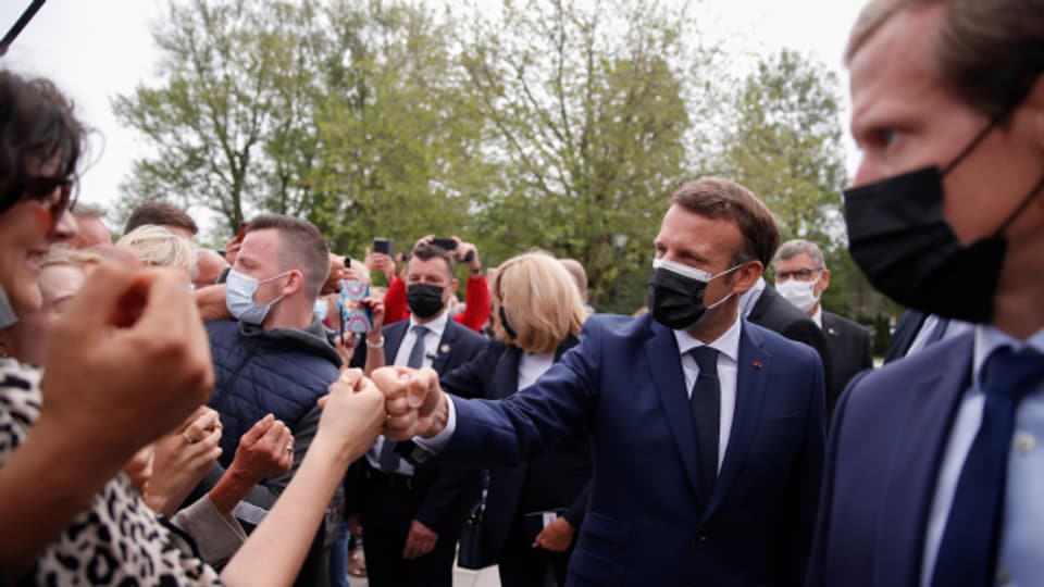 Präsident Emmanuel Macron begrüsst Wählerinnen und Wähler in der Provinz.
