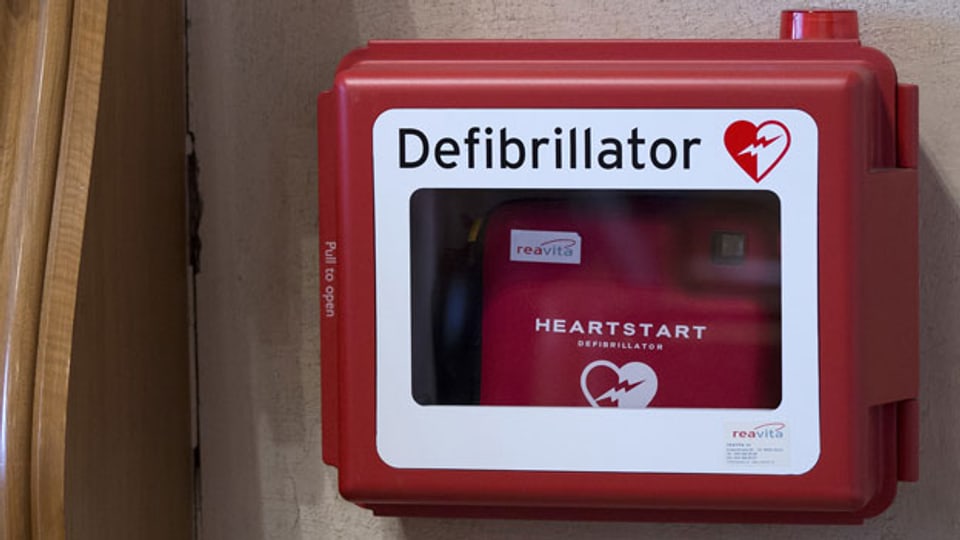 Ein Defibrillator.