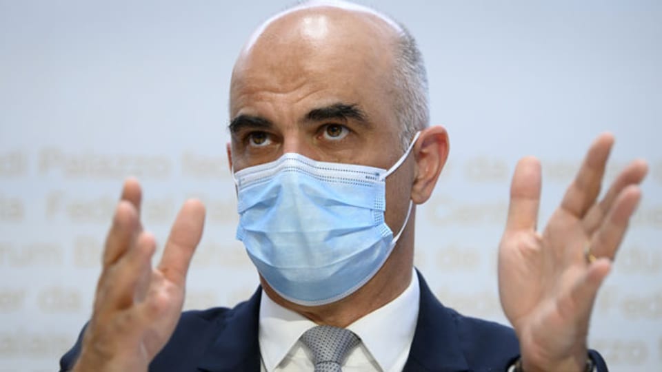 Bundesrat Alain Berset spricht während einer Medienkonferenz über die neusten Entscheide des Bundesrates zur Coronavirus-Pandemie, am Mittwoch, 23. Juni 2021, in Bern.