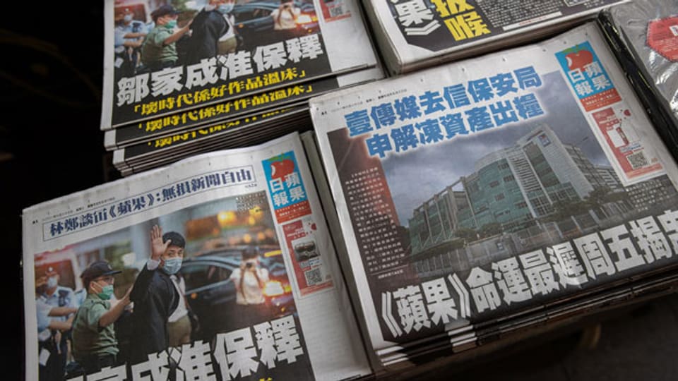 Hongkongs letzte regierungskritische Zeitung «Apple Daily» stellt ihren Betrieb ein.