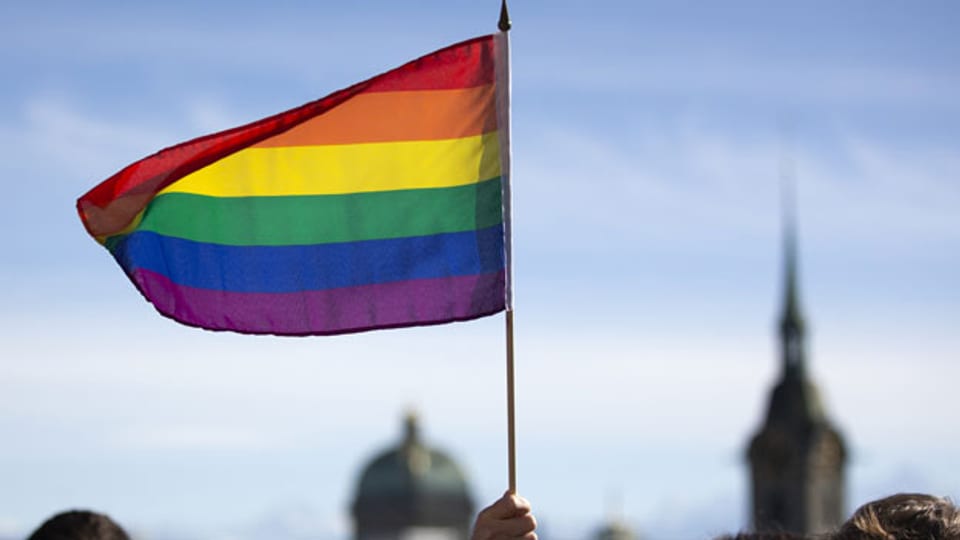 Eine Regenbogenfahne über der Kuppel des Bundeshauses in Bern beim Treffpunkt des Pro-Komitees «Ja zum Schutz vor Hass für Lesben, Schwule und Bisexuelle».