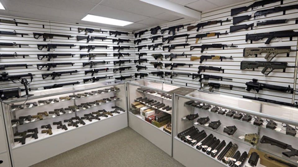 Dutzende von halbautomatischen Gewehren  in einem Waffengeschäft  in Lynnwood, Texas. Symbolbild.