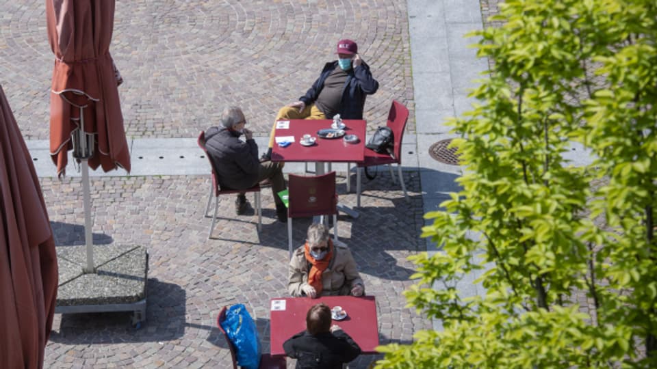 Auf der Restaurant-Terrasse sitzen, wie hier, in Mendrisio, aber ohne Maske: Das ist bald wieder möglich.