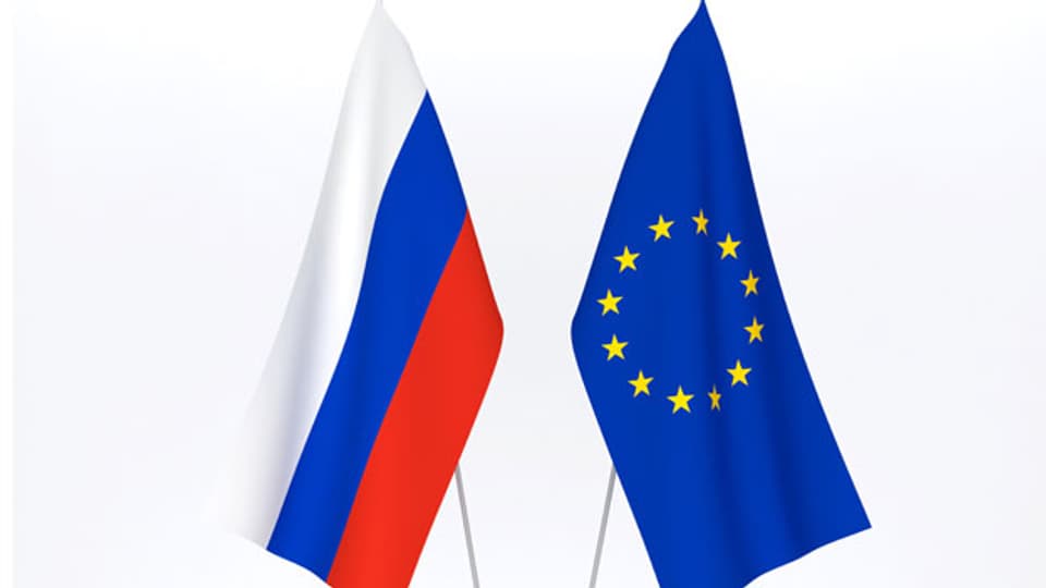 Die Fahne von Russland und der EU.