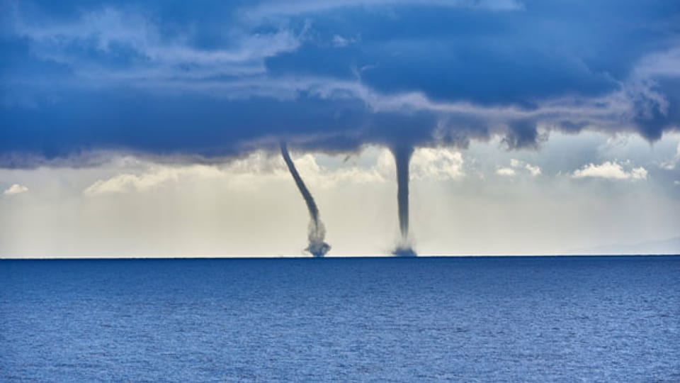 Zwei Tornados über dem Meer in den USA.