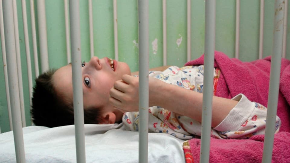 Ein behindertes Kind in einem serbischen Heim.