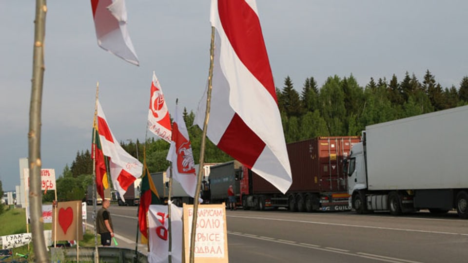 Menschen protestieren gegen das Lukaschenko-Regime an der litauisch-belarussischen Grenze am Kontrollpunkt Medininkai, Vilnius, Litauen.