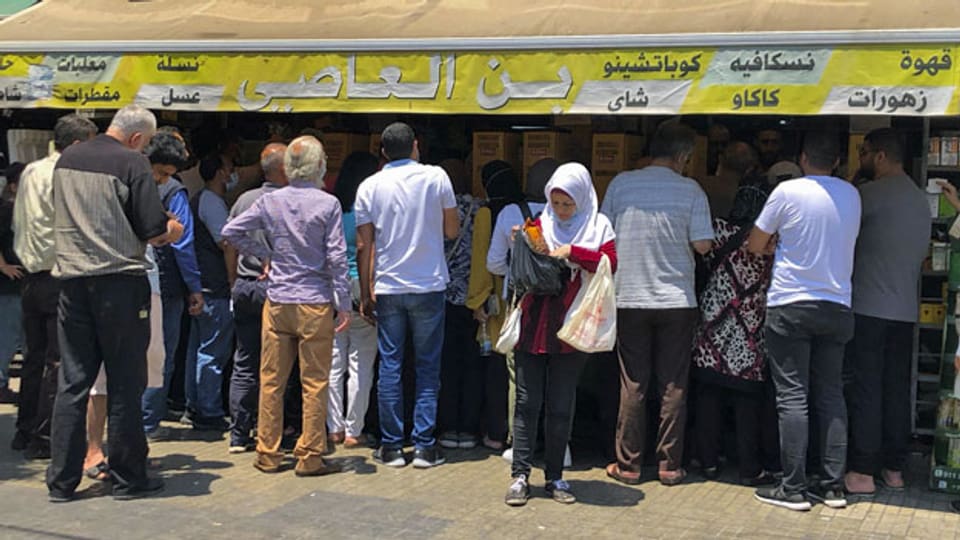 Menschen vor einer Kaffeerösterei in Beirut. Sie befürchten, dass es zu Engpässen kommen wird, nachdem der Preis für die Bohnen gestiegen ist.