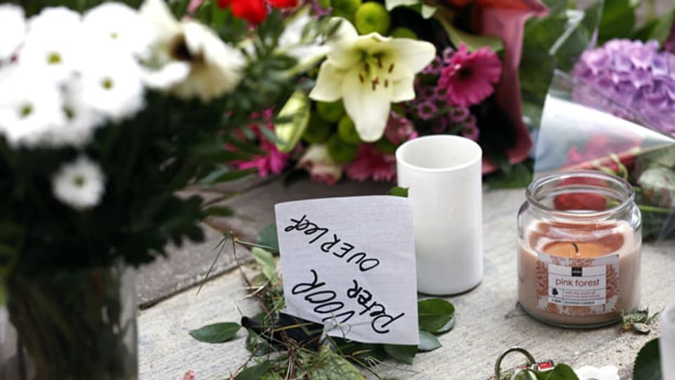 Blumen, Kerzen und Unterstützungsbotschaften für den niederländischen Kriminalreporter Peter R. de Vries in Amsterdam, Niederlande, 07. Juli 2021. Der Krimireporter liegt nach einem Attentat schwer verletzt im Krankenhaus.