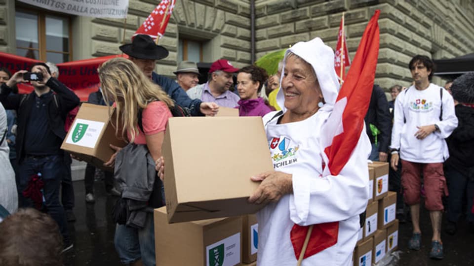 Befürworter des Referendums transportieren die Schachteln mit den gesammelten Unterschriften vor den Eingang der Bundeskanzlei, bei der Einreichung des Referendums gegen das Covid-19-Gesetz, am 8. Juli 2021 in Bern.