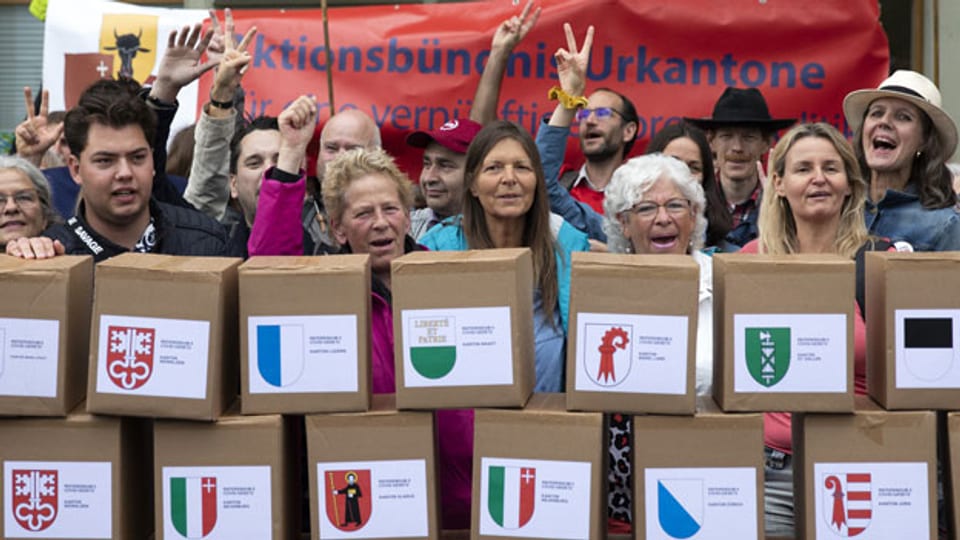 Befürworter des Referendums versammeln sich vor der Bundeskanzlei, bei der Einreichung des Referendums gegen das Covid-19 Gesetz, am 8. Juli 2021 in Bern.