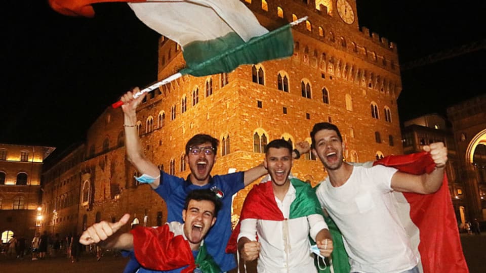 In Florenz feiern italienische Fans den Sieg ihrer Fussball-Nationalmannschaft.