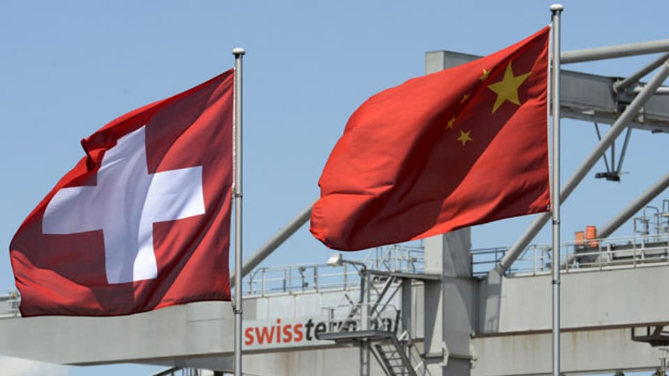Die Schweizerflagge und die chinesische Flagge flattern im Wind, am 1. Juli 2014, im Rheinhafen in Basel. Die Schweiz ist nach Island das zweite Land in Europa, das ein Freihandelsabkommen mit China abschloss.