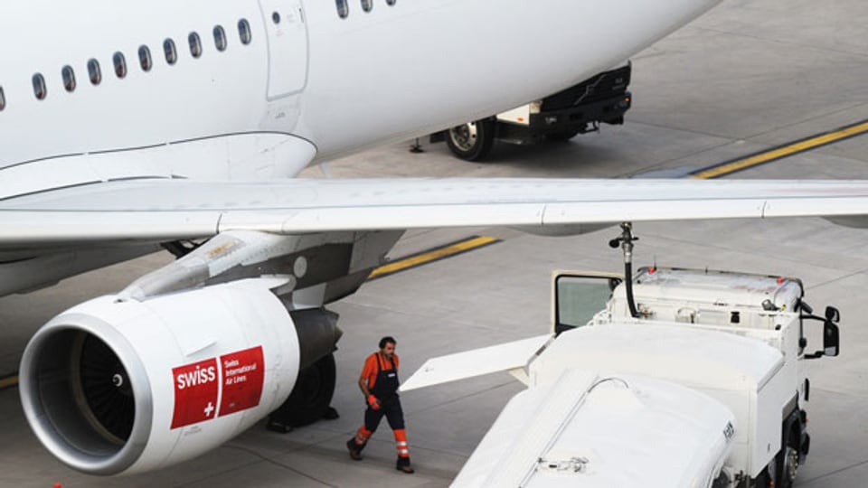 Ein Flugzeug wird betankt auf dem Flughafen Zürich Kloten. Symbolbild.