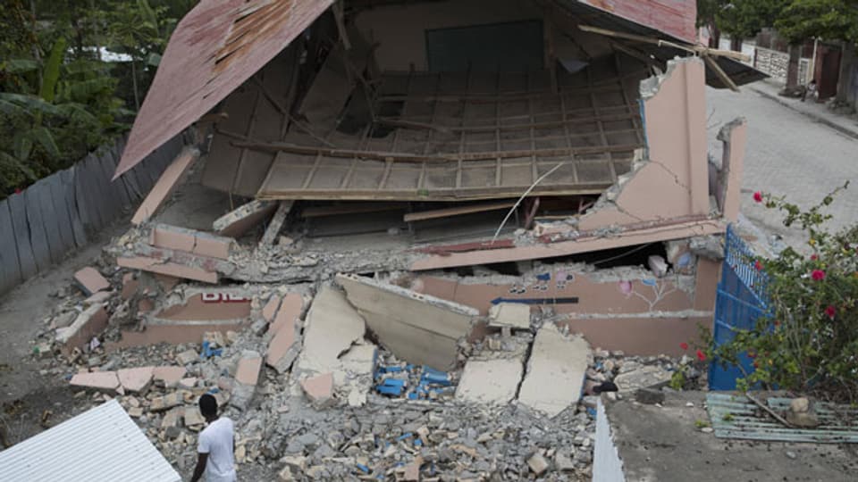 Symbolbild. Eine eingestürzte Schule nach dem Erdbeben in Haiti am 8. Oktober 2018.
