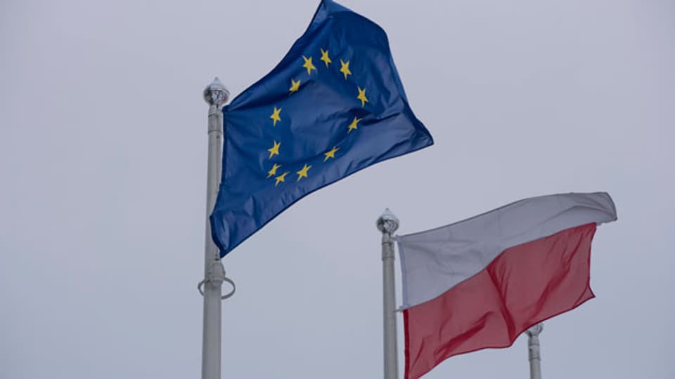 Die Fahnen der EU und von Polen.