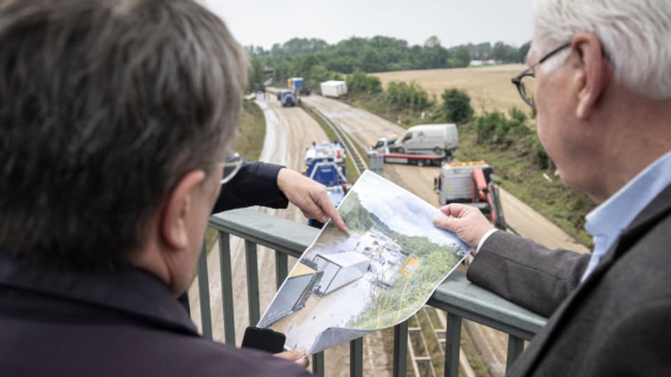 Armin Laschet (links) und Frank-Walter Steinmeier verschaffen sich ein Bild der Lage bei Erftstadt.