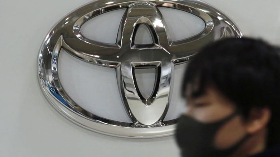 Das Logo der Toyota Motor Corp in Tokio.