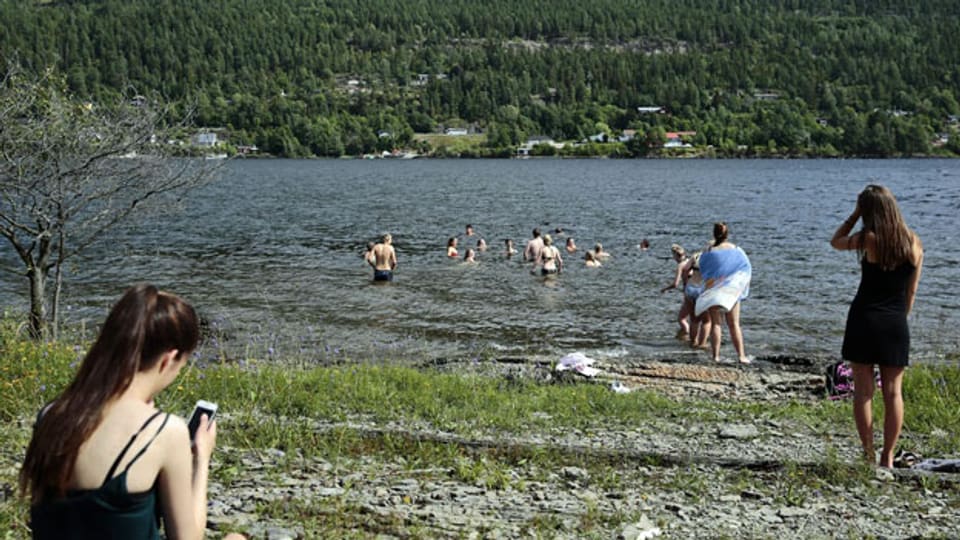Jugendliche baden auf der Insel Utöya. Seit sechs Jahren werden wieder Sommerlager auf der Insel durchgeführt.