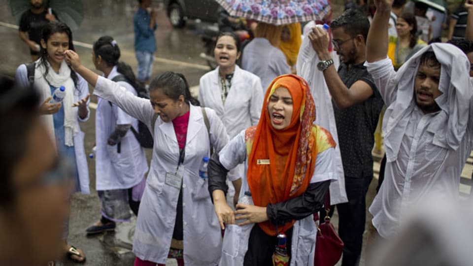 Studenten blockierten mehrere Hauptstrassen in der Hauptstadt und protestierten gegen den Tod von zwei College-Studenten bei einem Busunfall in Dhaka.