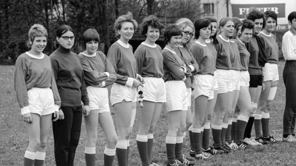 Fussballspielerinnen vom Damenfussballclub FC Zürich DFCZ, aufgenommen im Mai 1970 / Keystone