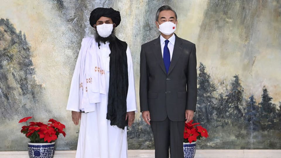 Taliban-Mitbegründer Mullah Abdul Ghani Baradar (links) und der chinesische Aussenminister Wang Yi während ihres Treffens in Tianjin, China, am 28. Juli 2021.