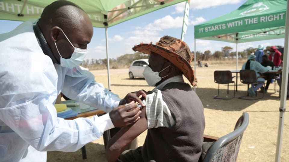 Ein 89-jähriger Mann wird am 26. Juli 2021 in Stapleford, Harare, Simbabwe, gegen die Covid-19-Pandemie geimpft. Symbolbild.