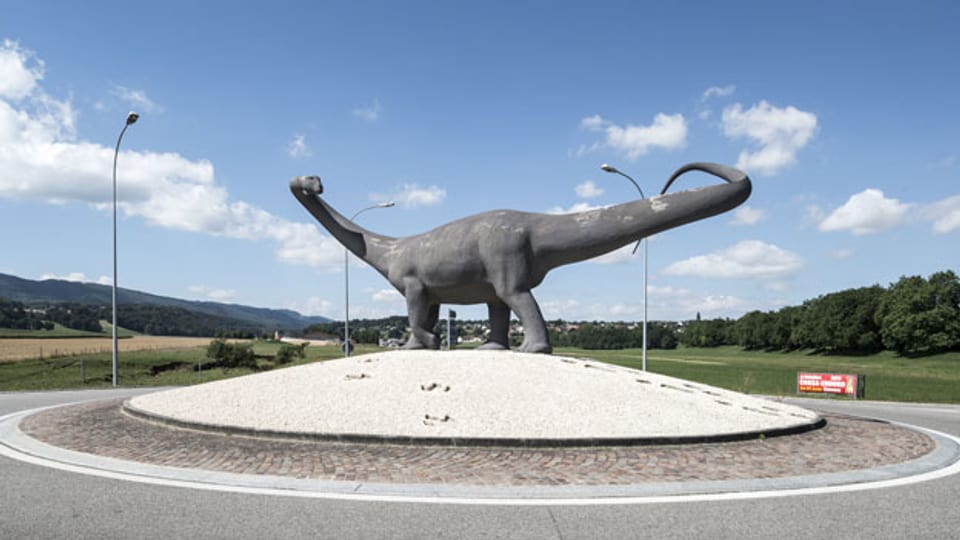 Ein Dinosaurier auf einem Kreisel bei Porrentruy. Symbolbild.