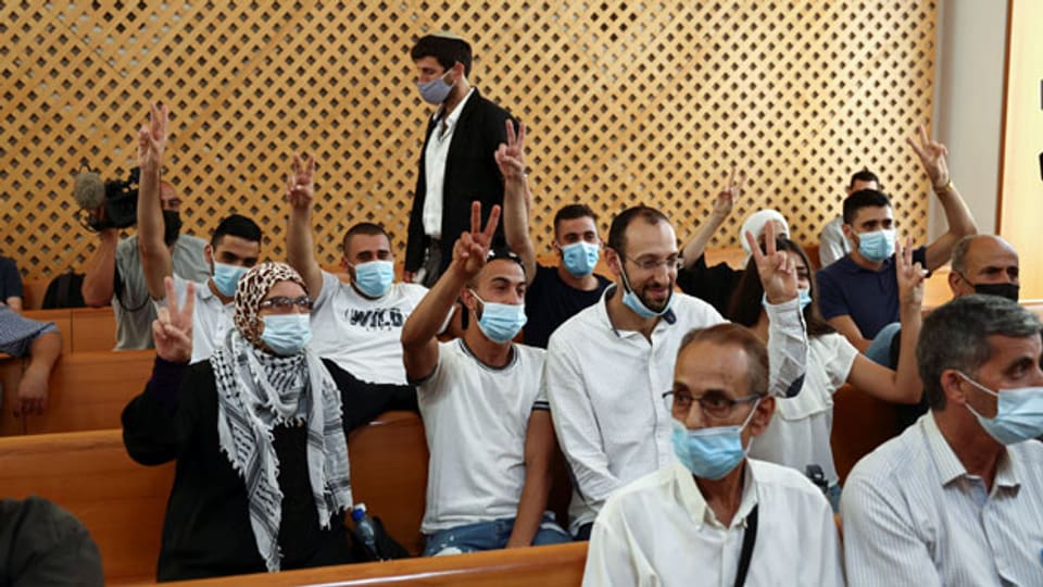 Palästinensische Bewohner und Bewohnerinnen des Viertels Sheikh Jarrah in Ostjerusalem während einer Gerichtsverhandlung vor dem israelischen Obersten Gerichtshof in Jerusalem.
