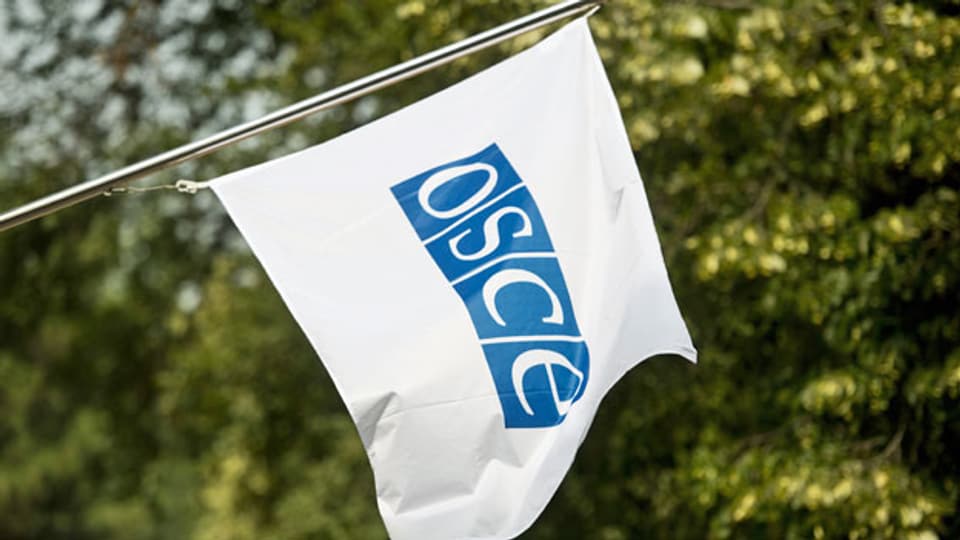 OSZE-Logo auf einer Fahne. Symbolbild.