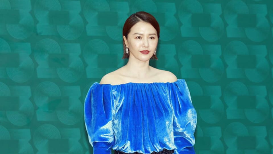 Die chinesische Sängerin und Schauspielerin Tan Weiwei macht ihn ihrem Lied «Xiao Juan» auf häusliche Gewalt und Frauenfeindlichkeit in China aufmerksam.