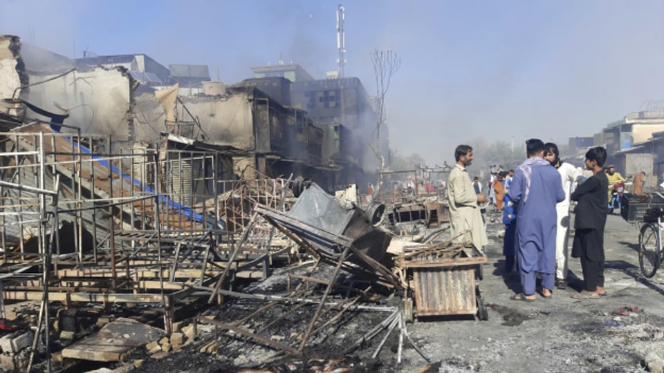 Nach intensiven Kämpfen zwischen Regierungstruppen und den Taliban inspizieren Ladenbesitzer in Kunduz die Zerstörung.
