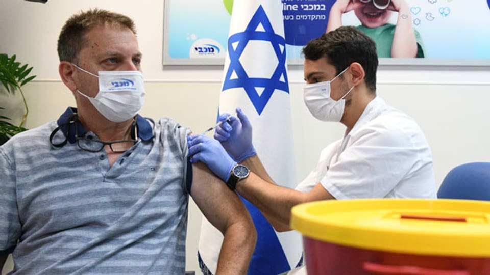 Israel verabreicht die dritte Corona-Impfung.